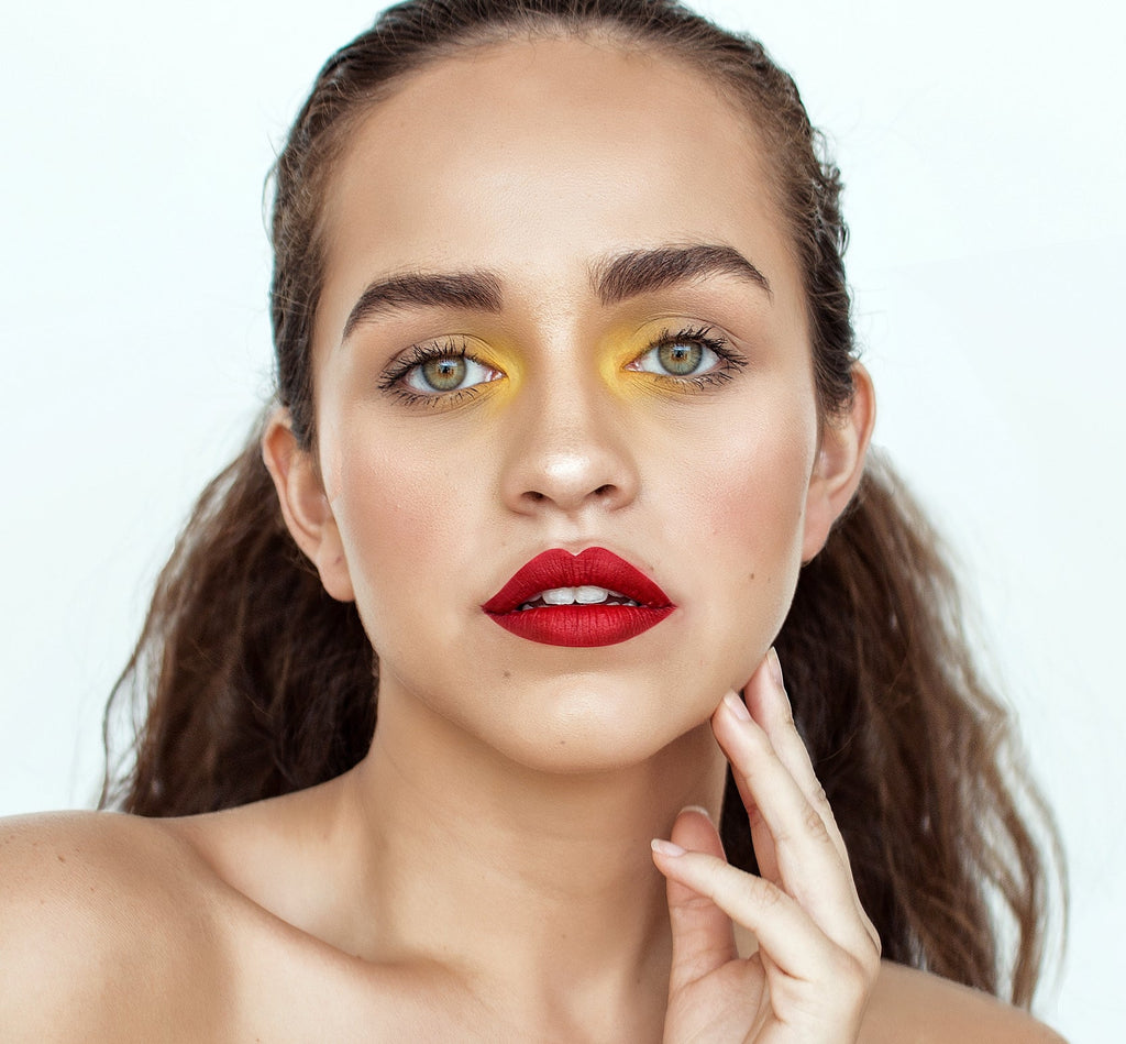 EL COLOR UNIVERSAL QUE TE EMPODERA: Descubre el Labial que Favorece a Todas